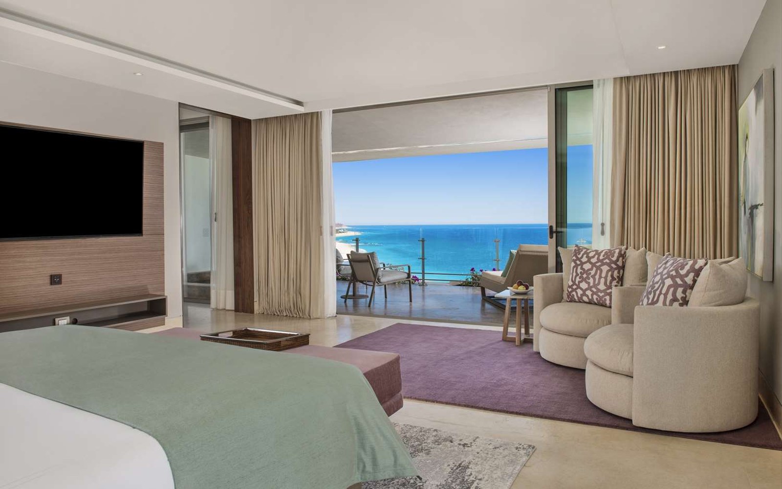 这次取价钉死的房型：Ambassador Suite 海景，1,081 平方英尺