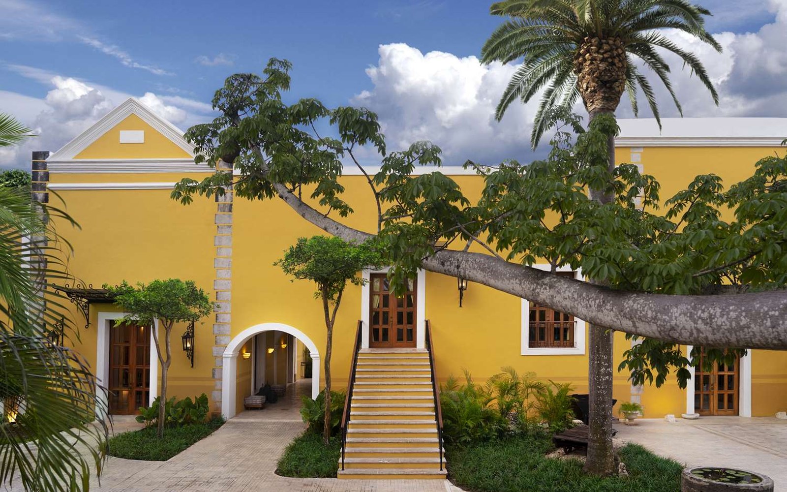 Hacienda Xcanatún：18 世纪剑麻庄园改建，距市中心 25 分钟