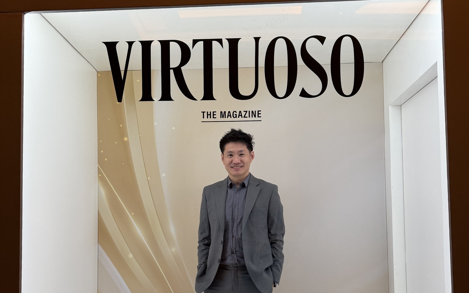 Jay Yan 在 Virtuoso 杂志封面框前