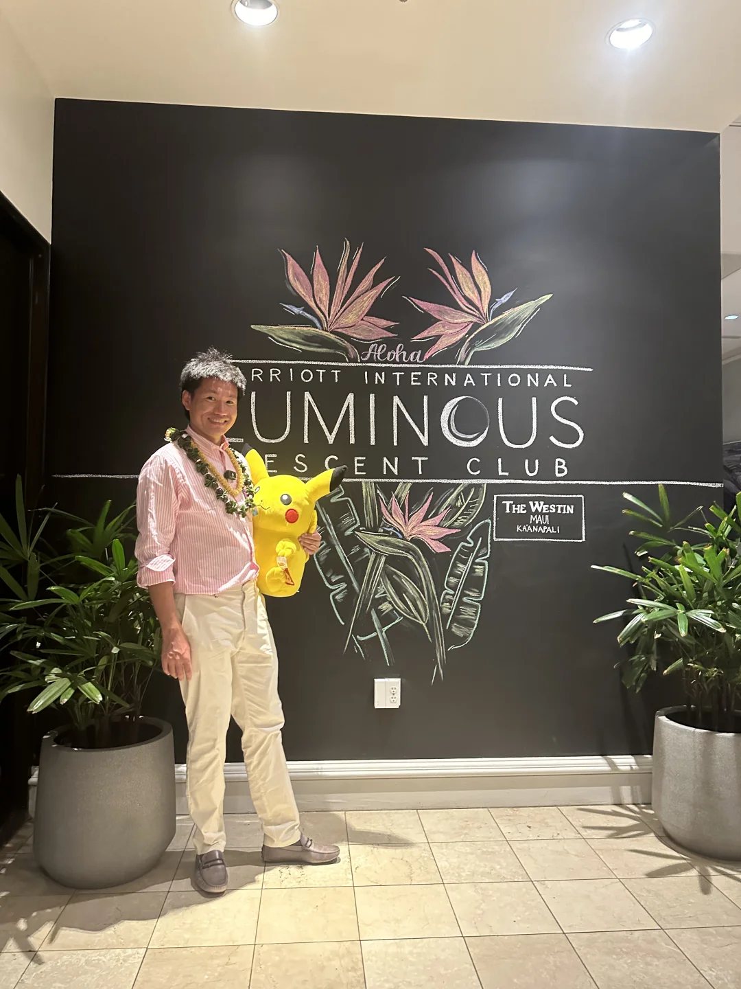 LUMINOUS Crescent Club 的签名墙