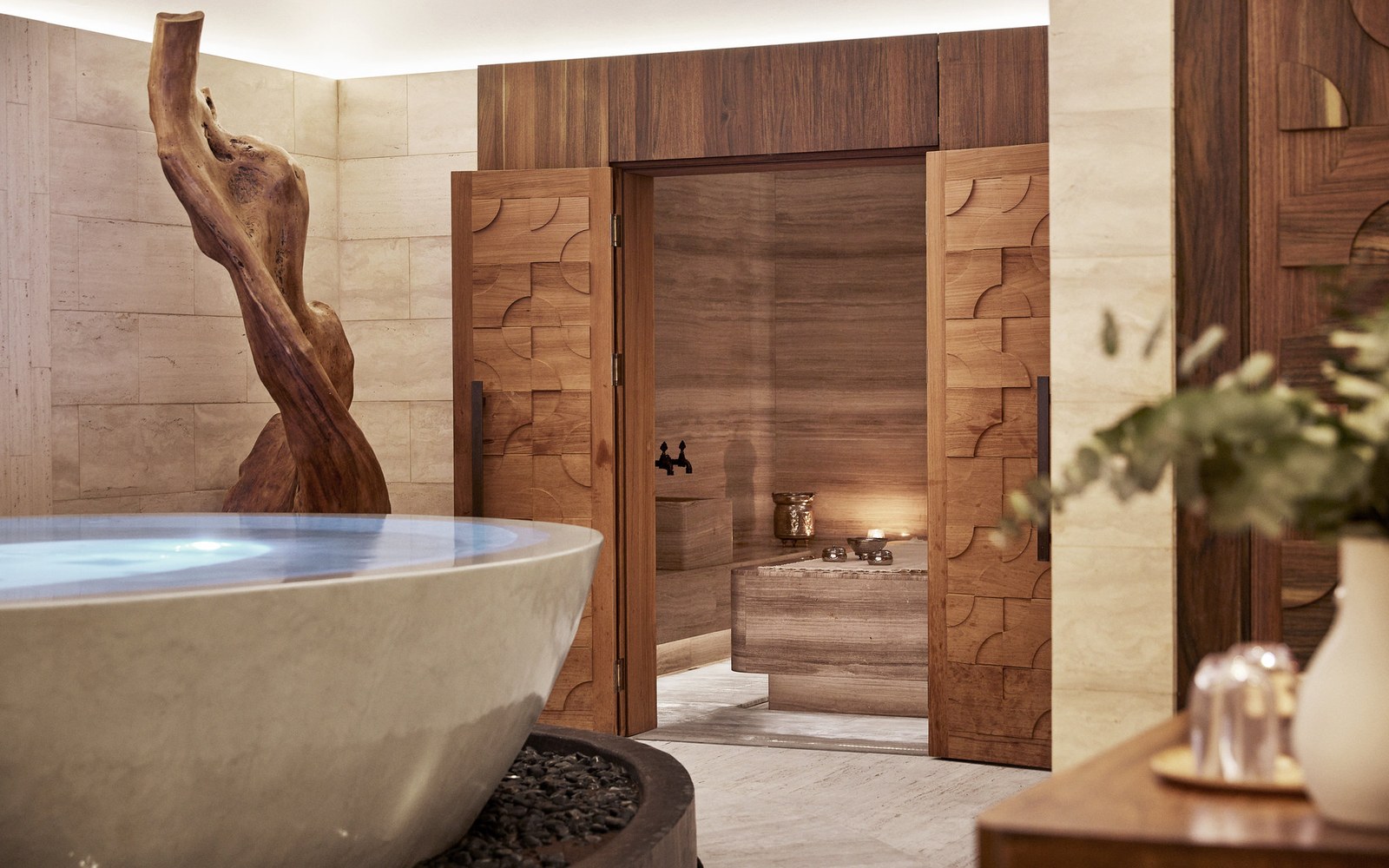 Sense, A Rosewood Spa:石凿的大浴缸摆在木刻门前