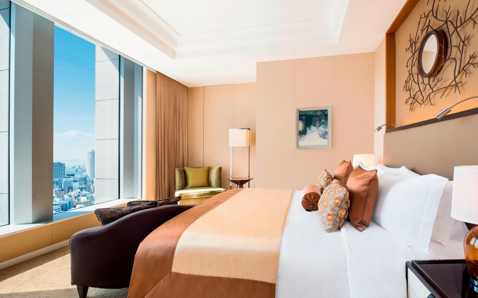 入门的 Deluxe Room，43 平方米，床侧一整面落地窗朝城市