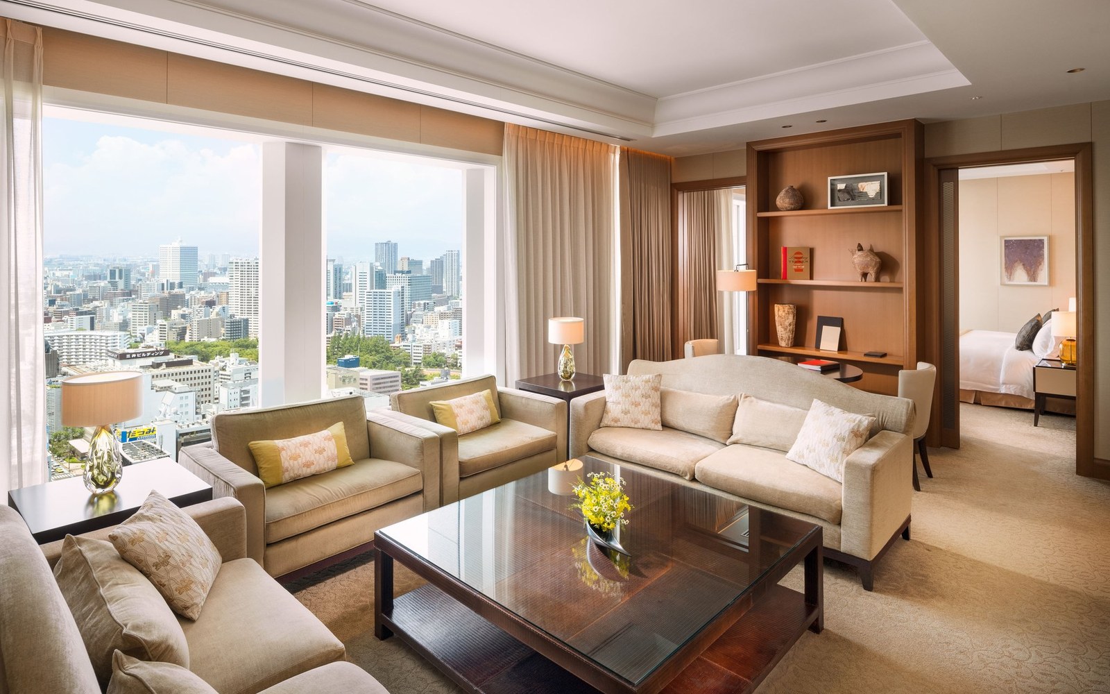 St. Regis Suite 的起居室，转角落地窗，右侧通往卧室