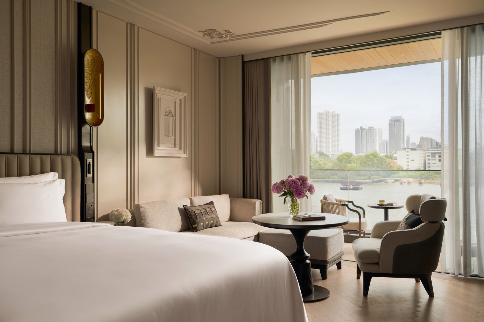 Deluxe River View Balcony 房,45㎡,阳台正对湄南河