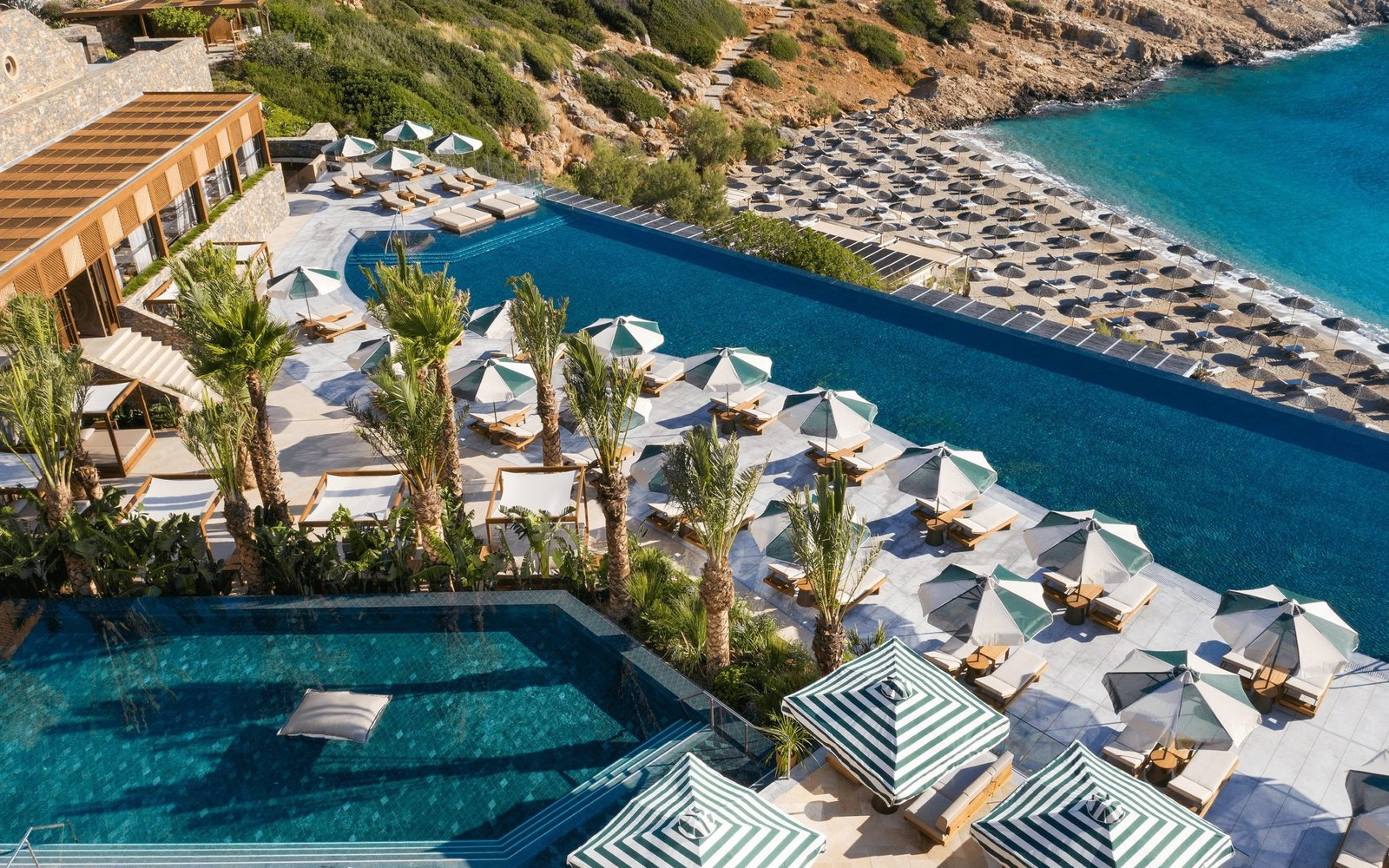 Daios Cove 的无边海水泳池与酒店自己的那片海湾，泳池官网写明是加热的