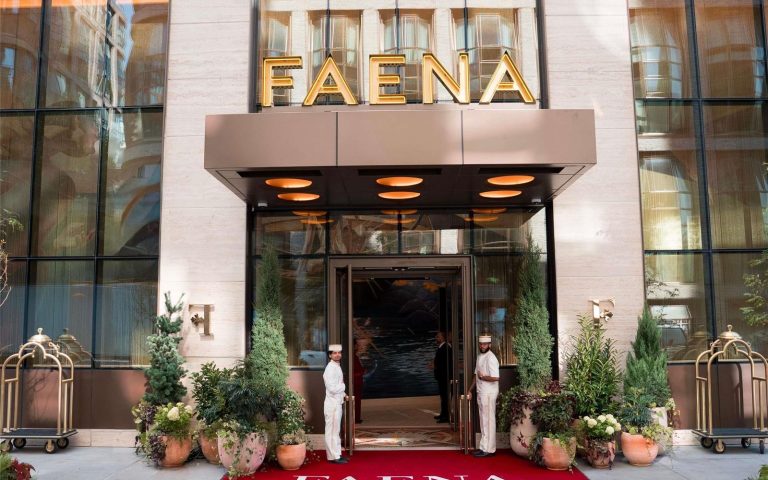 Faena New York 位于西 18 街的入口：金色店招、印着 FAENA 的红毯与门童