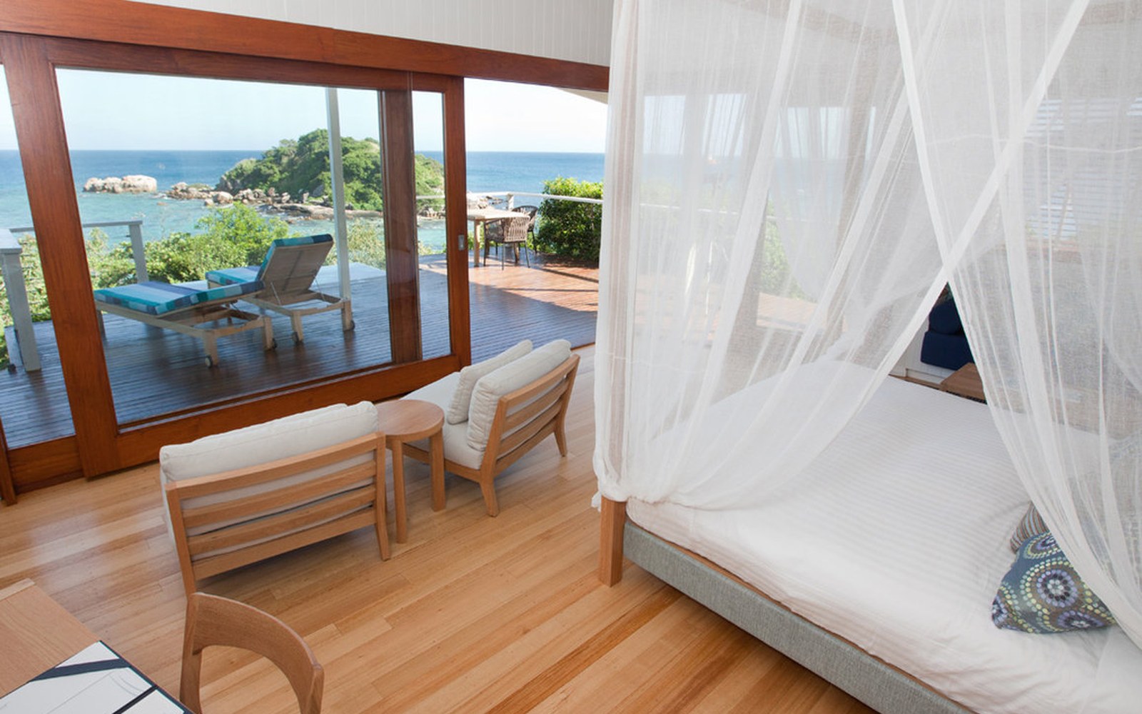 Oceanview Villa 室内与它的私人露台，59 平方米；促销门槛那一档是同系列带私人泡池的 Plunge Pool Villa