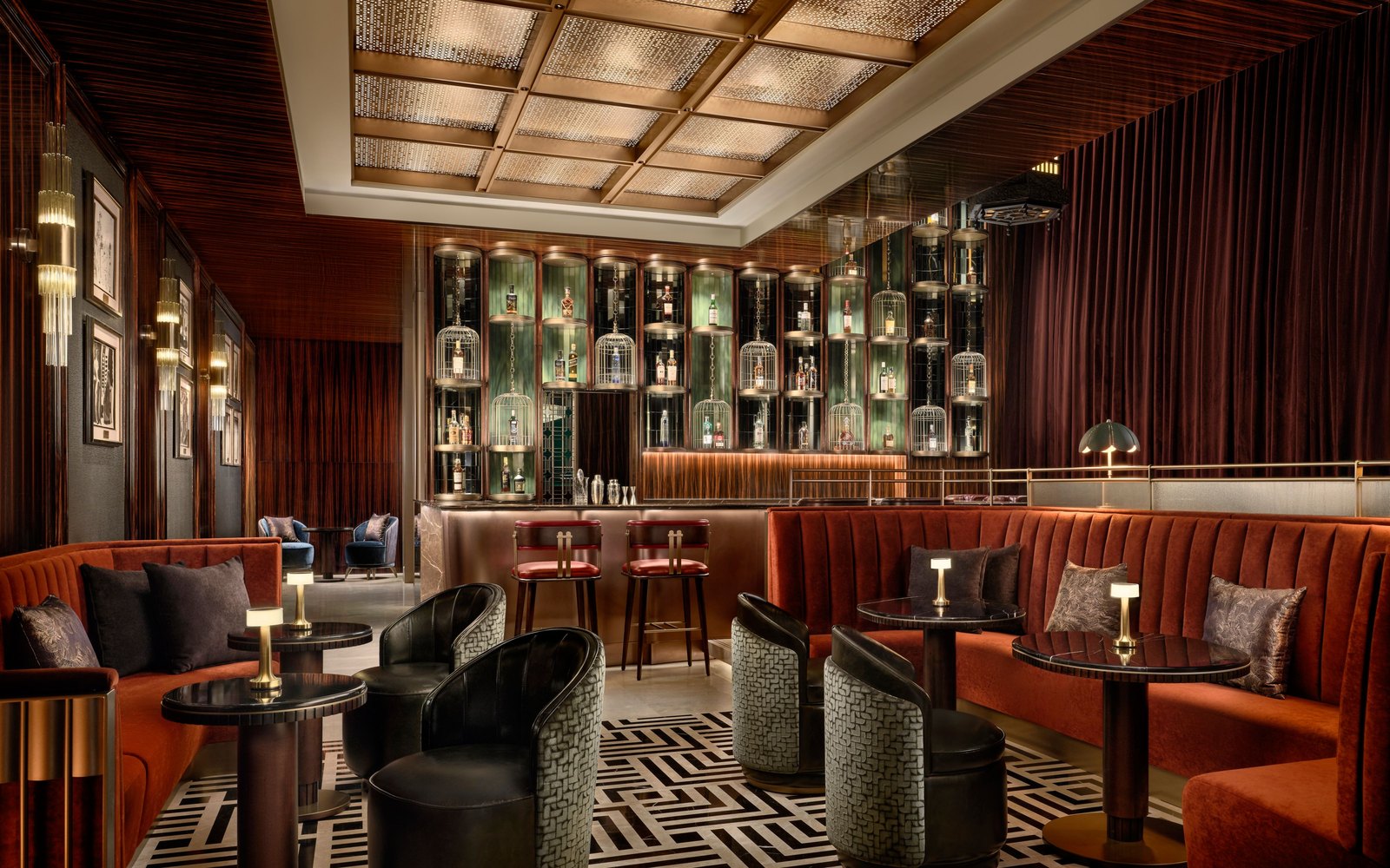 The St. Regis Bar 的鸟笼造型酒柜,一格格笼子里放着酒瓶。酒店官方图。