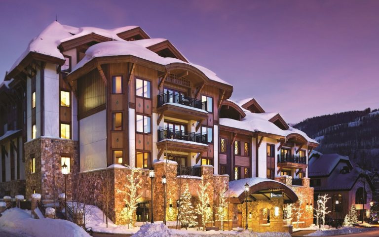 雪后的 The Sebastian - Vail 外观，位于 Vail Village 中心 16 Vail Road